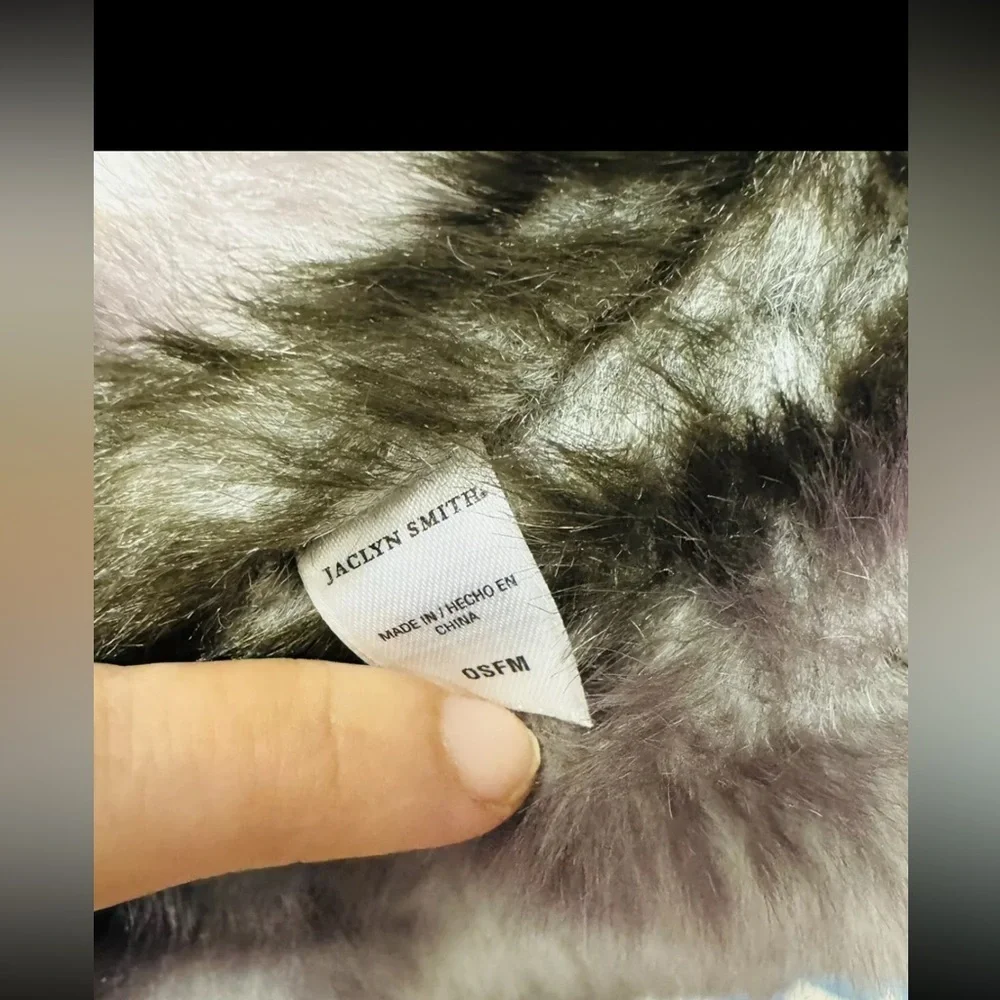 Jaclyn Smith Faux Fox Fur Fuzzy OSFM Winter Fashion Scarf Gray Black 52